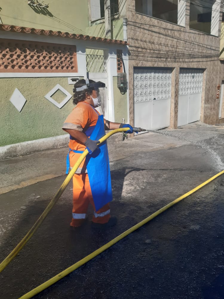 Comlurb já realizou trabalho de lavagem com água de reuso e detergente neutro e hipoclorito em todas as 633 comunidades da cidade. Crédito: Divulgação/Comlurb