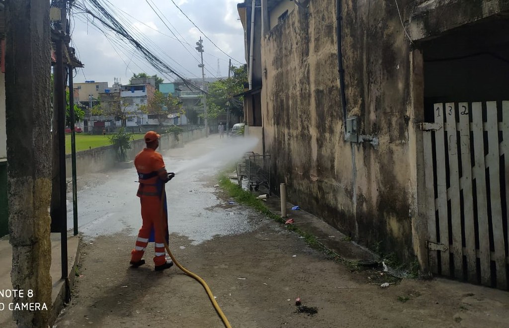Comlurb já realizou trabalho de lavagem com água de reuso e detergente neutro e hipoclorito em todas as 633 comunidades da cidade