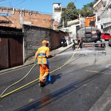 Comlurb já realizou trabalho de lavagem com água de reuso e detergente neutro e hipoclorito em todas as 633 comunidades da cidade