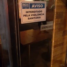 Fiscais da Vigilância Sanitária flagraram aglomeração e música ao vivo nos dois estabelecimentos