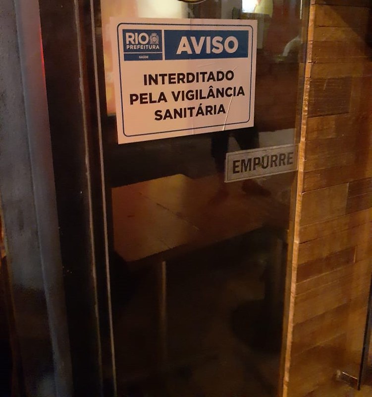 Fiscais da Vigilância Sanitária flagraram aglomeração e música ao vivo nos dois estabelecimentos