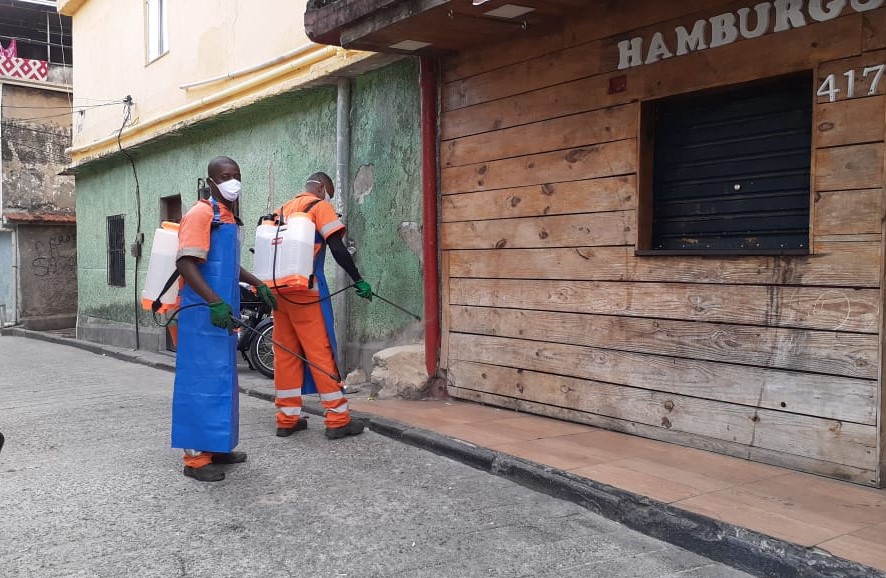 Comlurb já realizou trabalho de lavagem com água de reuso e detergente neutro e hipoclorito em todas as 633 comunidades da cidade