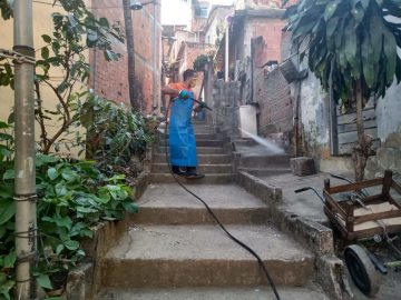 Comlurb já realizou trabalho de lavagem com água de reuso e detergente neutro e hipoclorito em todas as 633 comunidades da cidade