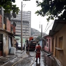 Comlurb já realizou trabalho de lavagem com água de reuso e detergente neutro e hipoclorito em todas as 633 comunidades da cidade
