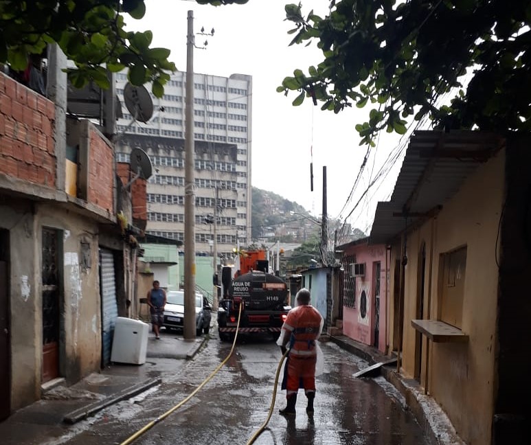Comlurb já realizou trabalho de lavagem com água de reuso e detergente neutro e hipoclorito em todas as 633 comunidades da cidade