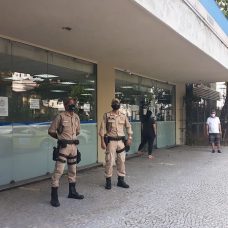 Agentes apoiam agências para evitar aglomerações e dar fluidez ao trânsito