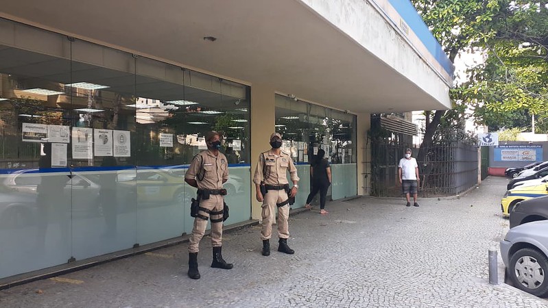 Agentes apoiam agências para evitar aglomerações e dar fluidez ao trânsito