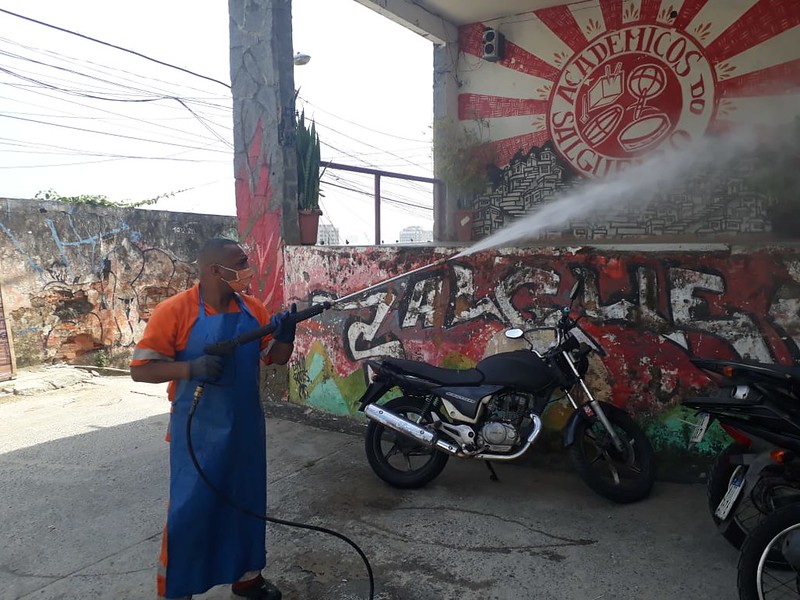 Comlurb já realizou trabalho de lavagem com água de reuso e detergente neutro e hipoclorito em todas as 633 comunidades da cidade