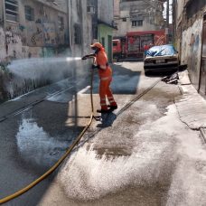Comlurb já realizou trabalho de lavagem com água de reuso e detergente neutro e hipoclorito em todas as 633 comunidades da cidade