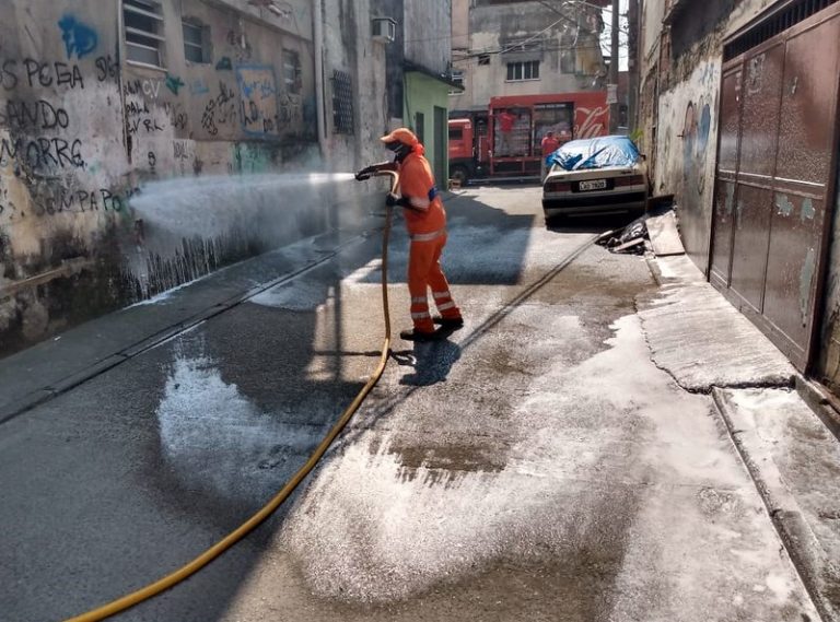 Comlurb já realizou trabalho de lavagem com água de reuso e detergente neutro e hipoclorito em todas as 633 comunidades da cidade