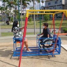Brinquedo foi doado por alunos de escola privada que também criaram projeto para garantir mais diversão a pessoas com mobilidade reduzida