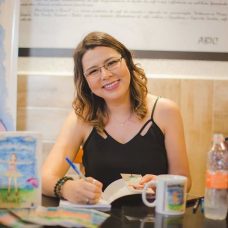 Prefeitura do Rio celebra Dia dos Professores com lançamento de documentário, projeto de leitura on-line e livro