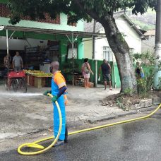 Comlurb já realizou trabalho de lavagem com água de reuso e detergente neutro e hipoclorito em todas as 633 comunidades da cidade