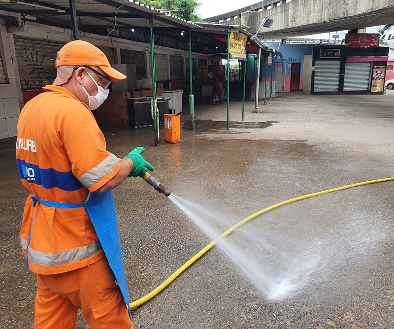Comlurb já realizou trabalho de lavagem com água de reuso e detergente neutro e hipoclorito em todas as 633 comunidades da cidade