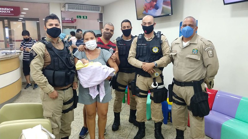 Com apenas 24 dias, a bebê caiu do carrinho durante passeio com os pais