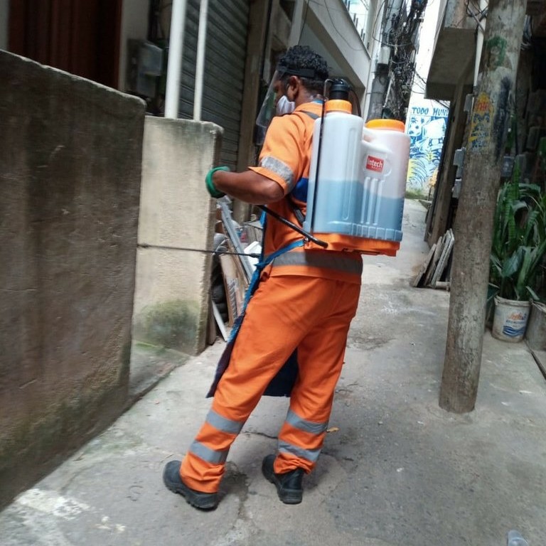 Comlurb já realizou trabalho de lavagem com água de reuso e detergente neutro e hipoclorito em todas as 633 comunidades da cidade