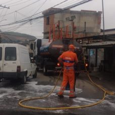 Comlurb já realizou trabalho de lavagem com água de reuso e detergente neutro e hipoclorito em todas as 633 comunidades da cidade