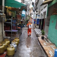 Comlurb já realizou trabalho de lavagem com água de reuso e detergente neutro e hipoclorito em todas as 633 comunidades da cidade