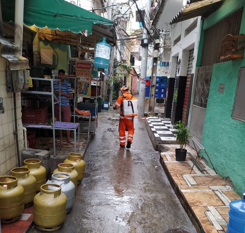Comlurb já realizou trabalho de lavagem com água de reuso e detergente neutro e hipoclorito em todas as 633 comunidades da cidade