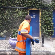 Comlurb já realizou trabalho de lavagem com água de reuso e detergente neutro e hipoclorito em todas as 633 comunidades da cidade. Crédito: Divulgação/Comlurb