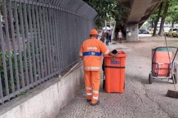 A Comlurb vai mobilizar 2.584 garis durante o pleito, sendo que 1.016 trabalham auxiliando no transporte das urnas eletrônicas. Foto: Divulgação/Comlurb