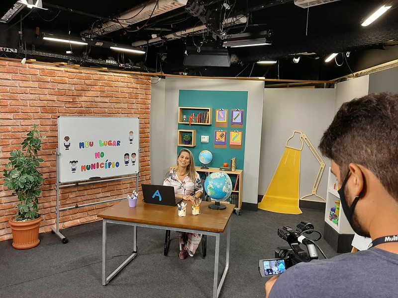 Atividades oferecidas pela Prefeitura do Rio na TV aberta focam no currículo escolar, mas também dedicam espaço à tradicional festa