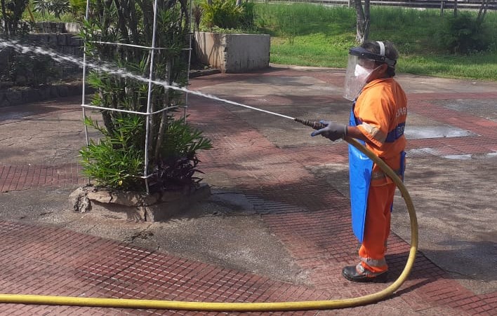 Comlurb já realizou trabalho de lavagem com água de reuso e detergente neutro e hipoclorito em todas as 633 comunidades da cidade