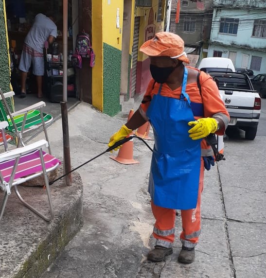 Comlurb já realizou trabalho de lavagem com água de reuso e detergente neutro e hipoclorito em todas as 633 comunidades da cidade