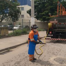 Comlurb já realizou trabalho de lavagem com água de reuso e detergente neutro e hipoclorito em todas as 633 comunidades da cidade