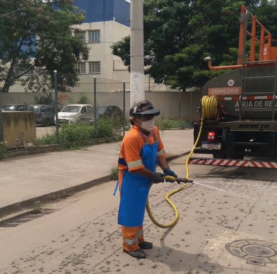 Comlurb já realizou trabalho de lavagem com água de reuso e detergente neutro e hipoclorito em todas as 633 comunidades da cidade