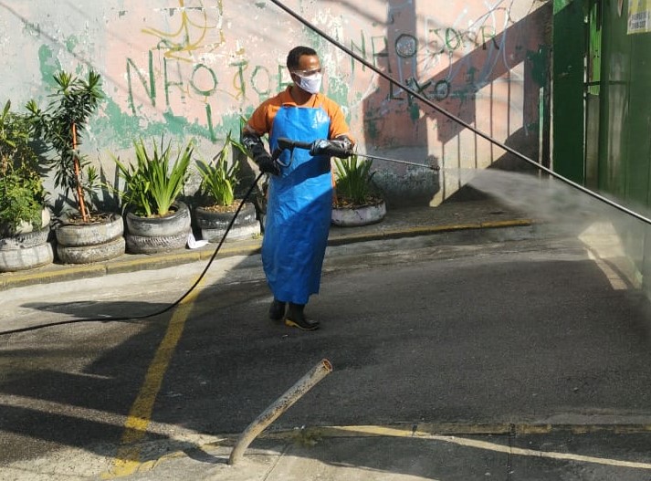 Comlurb já realizou trabalho de lavagem com água de reuso e detergente neutro e hipoclorito em todas as 633 comunidades da cidade