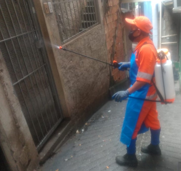 Comlurb já realizou trabalho de lavagem com água de reuso e detergente neutro e hipoclorito em todas as 633 comunidades da cidade