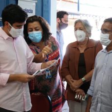 O secretário municipal de Educação (SME) do Rio, Renan Ferreirinha, visitou, nesta quinta-feira (07/01), a 9ª Coordenadoria Regional de Educação, em Campo Grande, para ouvir as demandas da área e, visando o Plano de Volta às Aulas, verificar a situação das escolas da região. Em seguida, acompanhado pelo coordenador da 9ª CRE, professor José Mauro da Silva, o secretário Ferreirinha foi conhecer duas escolas de Campo Grande: a Venezuela e a Dom Meinrado. Esta é a segunda coordenadoria visitada pelo novo secretário. Na terça-feira passada, Ferreirinha e técnicos da SME estiveram na 3ª CRE, no Engenho Novo. — Queremos superar os desafios que a pandemia nos trouxe e entregar aos nossos alunos e alunas uma Educação de qualidade. E toda melhoria na rede só é possível quando ouvimos nossos professores, gestores, funcionários, alunos e suas famílias. É o que estamos fazendo agora — afirma Ferreirinha. O Plano de Volta às Aulas, que vai determinar quando o ensino será retomado presencialmente e de que forma, ficará pronto este mês. Ao visitar as CREs e unidades escolares, a atual gestão da SME colhe informações sobre as necessidades das escolas, EDIs e creches. Na visita de ontem, o secretário também se reuniu com o conselho da CRE, formado por representantes de professores e professoras, funcionários e responsáveis dos alunos e alunas. — É preciso levar em consideração, por exemplo, o tamanho das salas, se elas têm janelas ou são fechadas por causa da climatização. Tudo isso influencia na forma como as aulas serão retomadas. É importante destacar que a data da volta das aulas presenciais só será definida após consultarmos o Comitê Especial de Enfrentamento da Covid-19, que também validará o protocolo sanitário proposto. Enquanto isso, seguimos dialogando com a comunidade escolar - garante