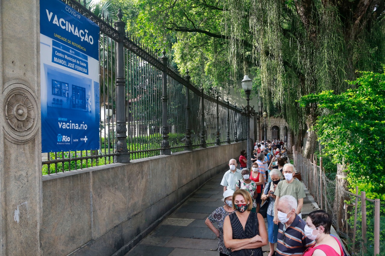 Covid-19: veja o movimento da vacinação no Museu da República para pessoas de 82 anos ...