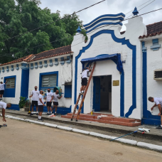 Escola municipal no Campo dos Afonsos recebe pintura em parceria com a PM