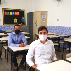 Renan Ferreirinha estava acompanhado do secretário municipal de Educação de Niterói, Vinicius Wu, que estudou na E.M. Professor Augusto Cony, uma das unidades que retomou as aulas presenciais Crédito Michell Albuquerque