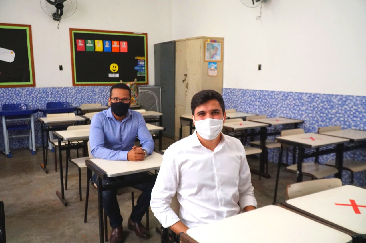 Renan Ferreirinha estava acompanhado do secretário municipal de Educação de Niterói, Vinicius Wu, que estudou na E.M. Professor Augusto Cony, uma das unidades que retomou as aulas presenciais Crédito Michell Albuquerque