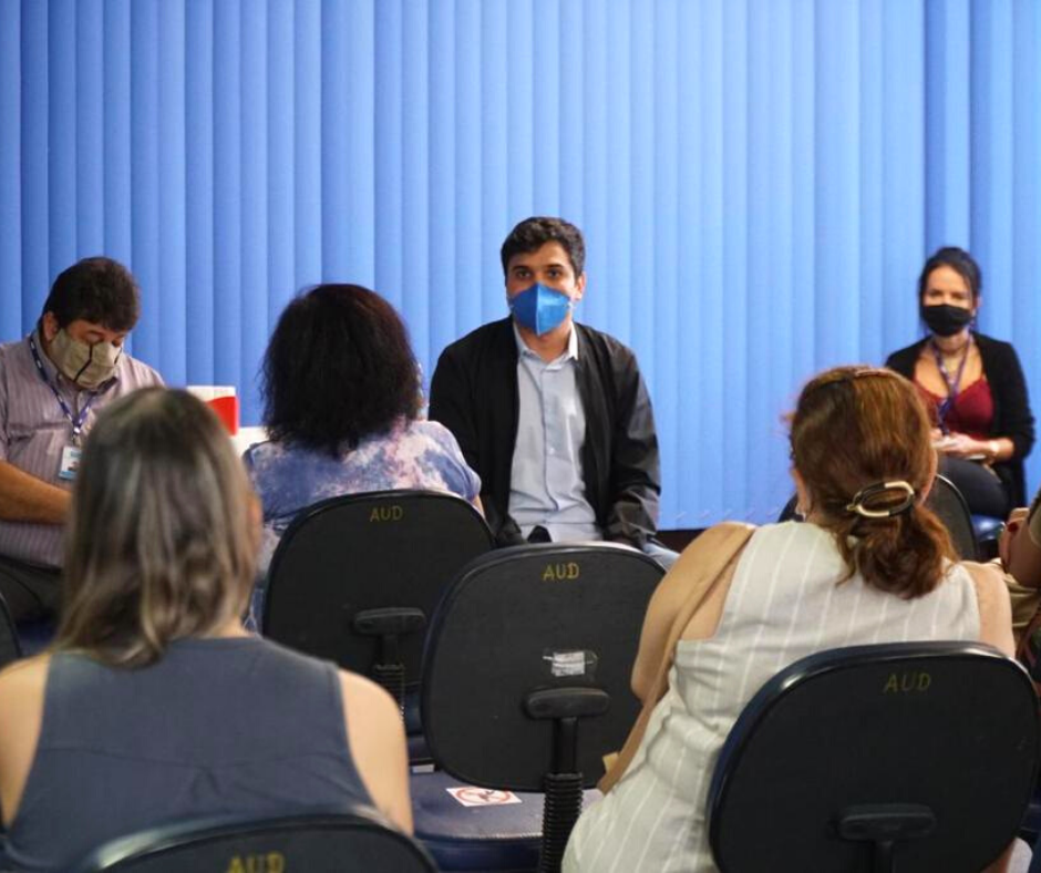 Secretário Ferreirinha se reúne com diretoras de escolas do Jacarezinho