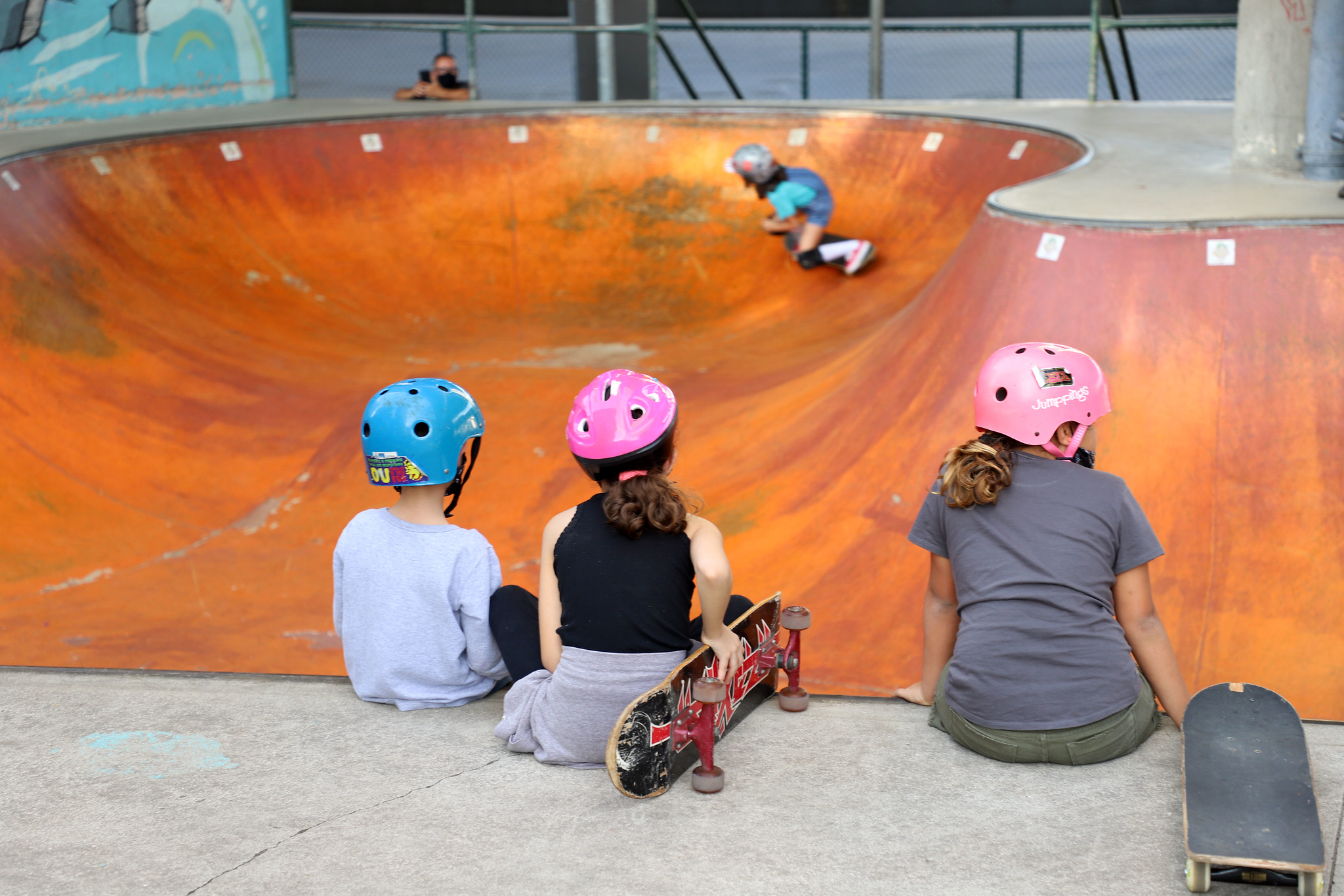 Um curso gratuito de skate para crianças no skatepark de