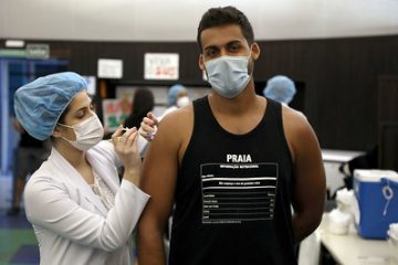 Uerj inaugura posto para pedestres receberem a primeira dose da