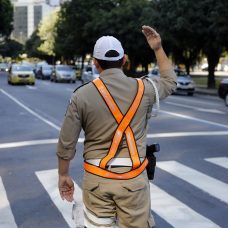08/08/2019 - ((( ARQUIVO ))) - Guardas Municipais atuando no trânsito do bairro Botafogo, na Zona Sul. DESCRIÇÕES DE REFERÊNCIA: Guarda Municipal; Cones; Pedestre. Fotos: MARCOS DE PAULA/PREFEITURA DO RIO