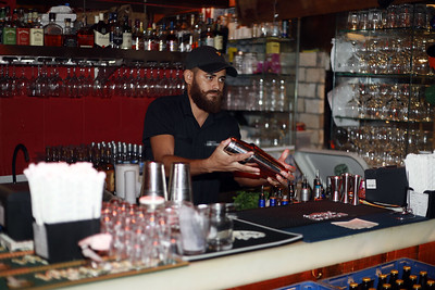 emprego, trabalho, vagas, bartender, auxiliar de restaurante, atendente de bar