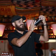 emprego, trabalho, vagas, bartender, auxiliar de restaurante, atendente de bar