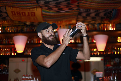emprego, trabalho, vagas, bartender, auxiliar de restaurante, atendente de bar