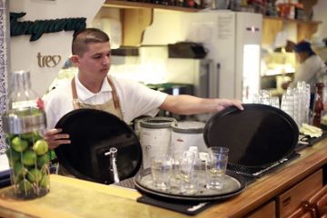 emprego, trabalho, vagas, bartender, auxiliar de restaurante, atendente de bar