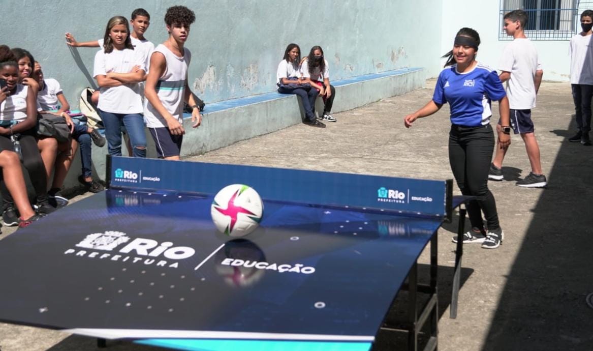 É melhor o estudante em sala de aula de que jogando bola na rua