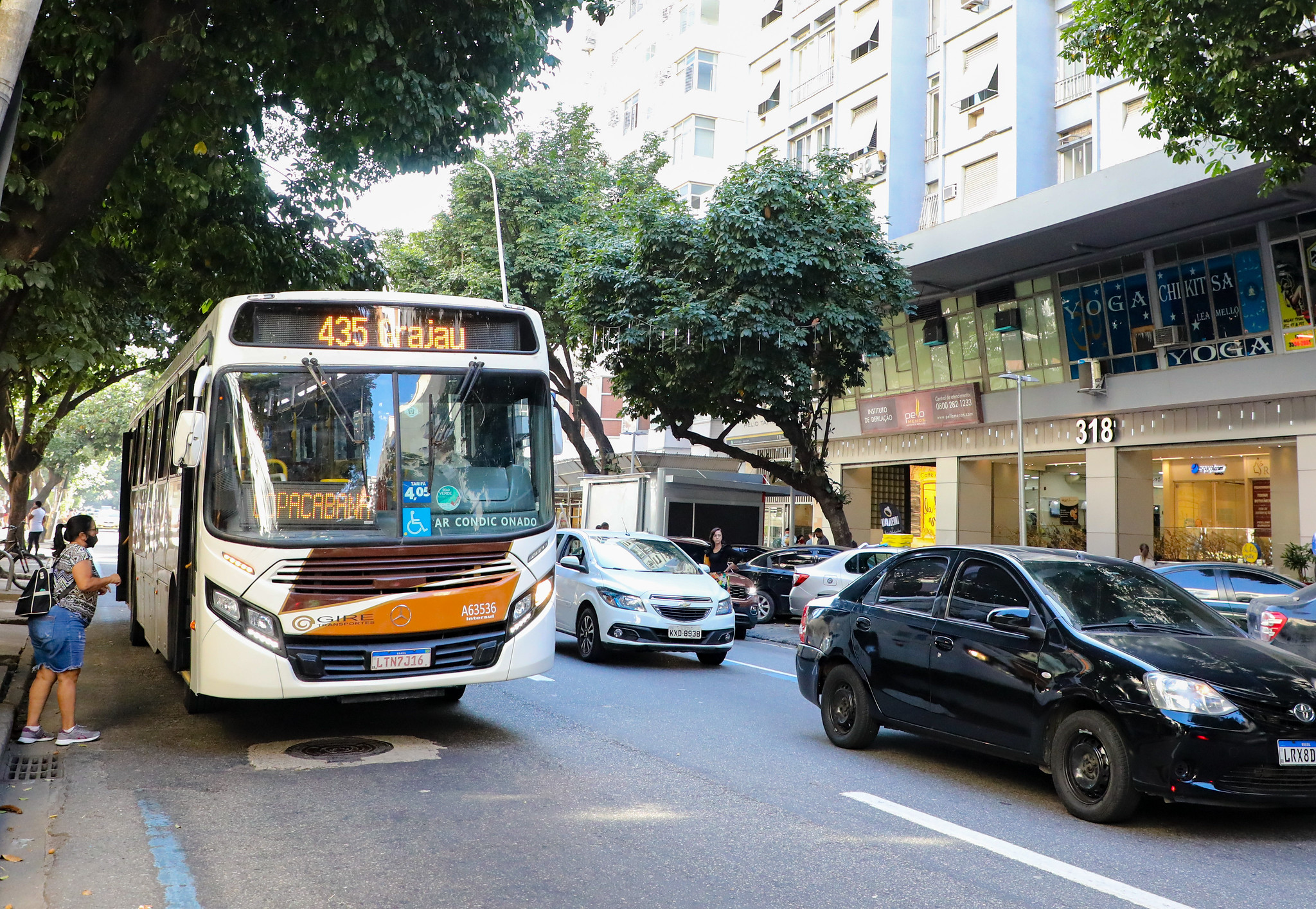 Rua no Jardim Bonsucesso ganha novo ponto de ônibus com cobertura