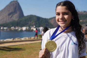 Letícia já faz planos para usar o notebook que ganhou como prêmio - Marcelo Alvarenga/Prefeitura do Rio