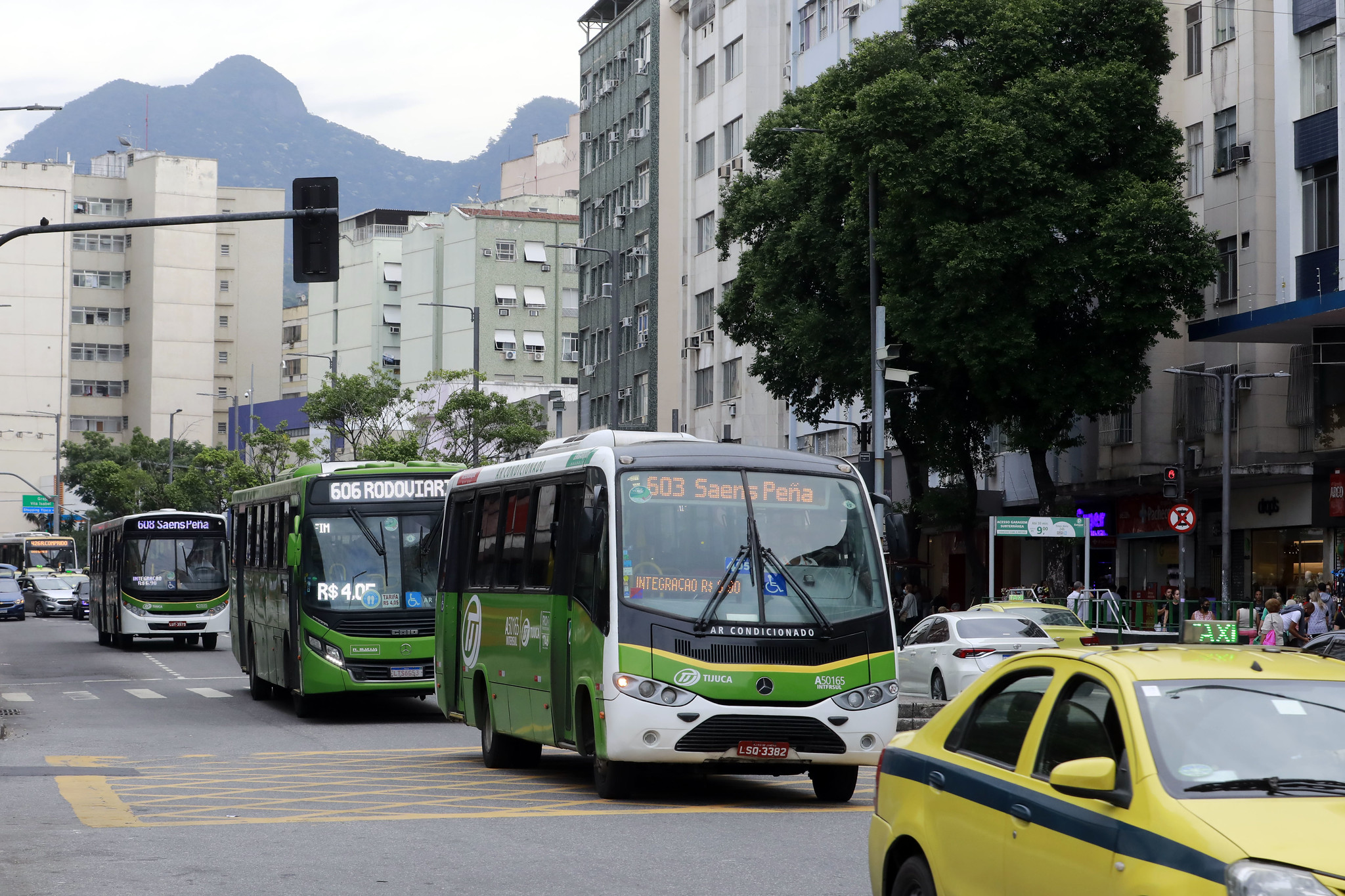 Ônibus de Vasco e Botafogo lado a lado no estacionamento do Engenhão -  NETVASCO