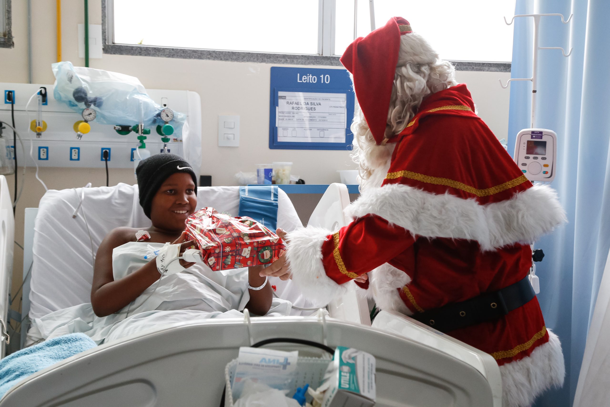 Papai Noel leva magia do Natal a pacientes do Hospital Souza Aguiar - Prefeitura da Cidade do Rio de Janeiro Papai Noel leva magia do Natal a pacientes do Hospital Souza Aguiar - Prefeitura da Cidade do Rio de Janeiro